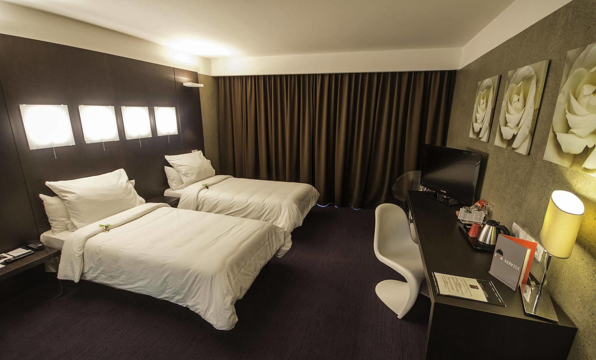 Le Rex Hotel Tarbes Zewnętrze zdjęcie